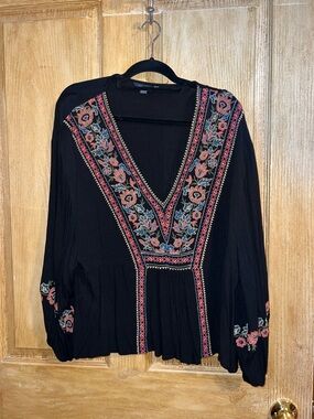 Embroidered Black V-Neck Peasant Top - Floral Accent AEO. Size xl